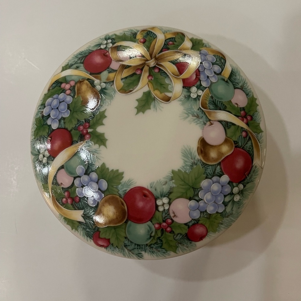 Mikasa Maxima Lidded Christmas Magic Covered, Trinket or Jewelry Box